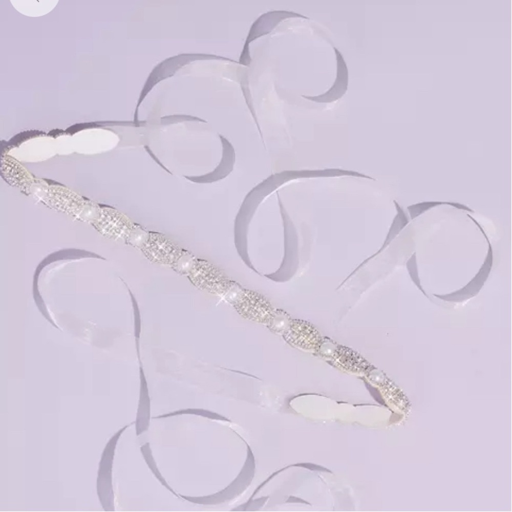 NIB scalloped crystal and pearl sash